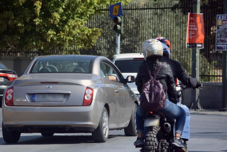 Τροχαία: 316 παραβάσεις για μη χρήση κράνους