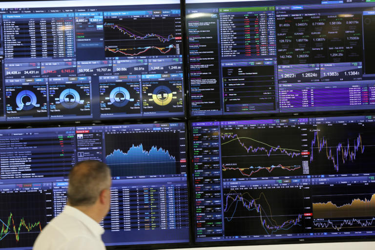 Ο κορονοϊός αυξάνει τον φόβο για παγκόσμια ύφεση – Οι επενδυτές πετούν ομόλογα και μετοχές από το παράθυρο
