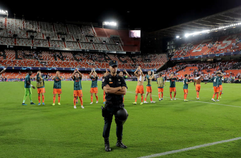 Champions League: Τιμώρησε Άγιαξ η UEFA! Χωρίς οπαδούς με Τσέλσι και Λιλ