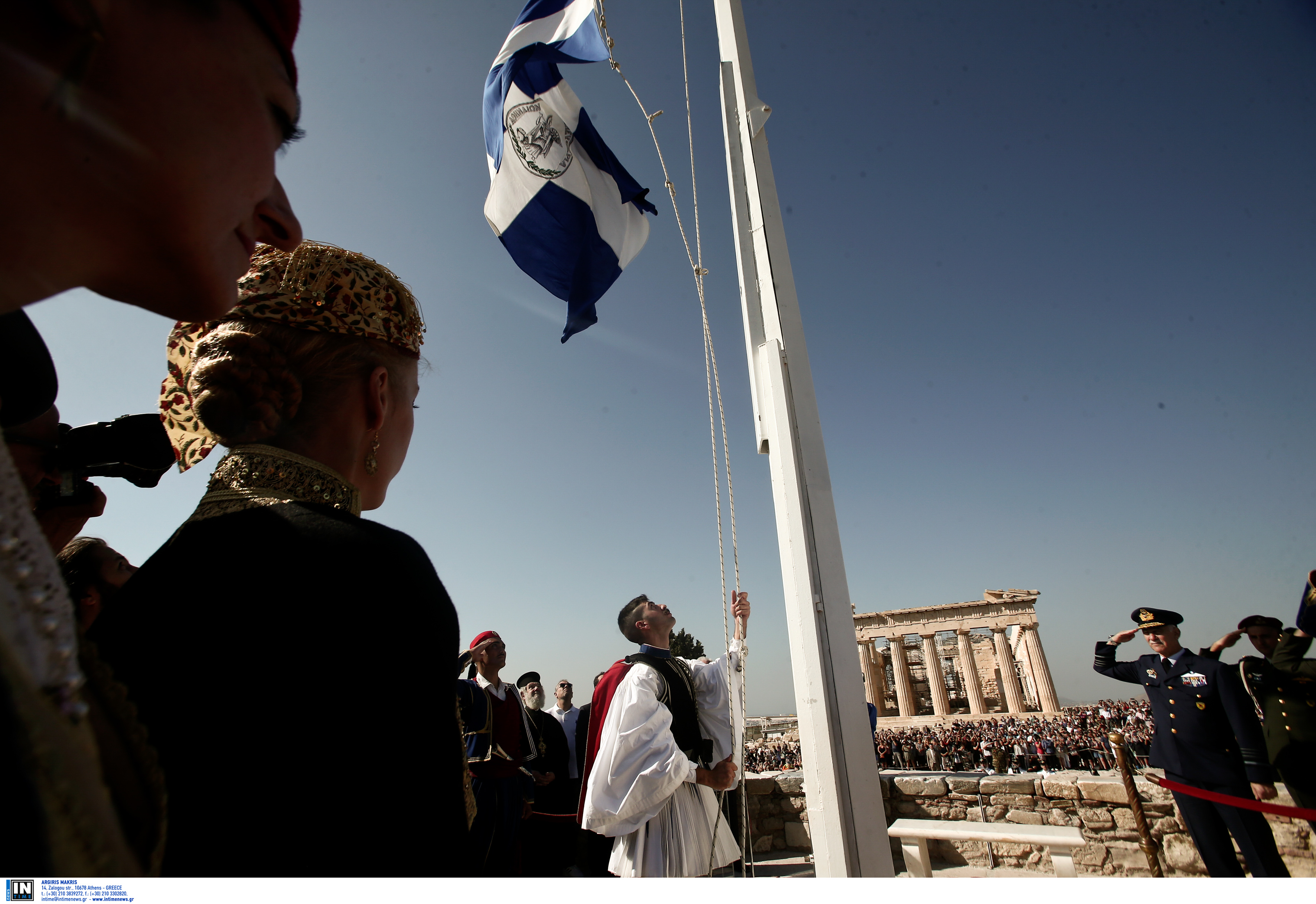 Απελευθέρωση της Αθήνας: Επετειακή έπαρση της Ελληνικής σημαίας στην Ακρόπολη [pics]