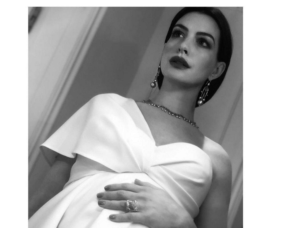 Anne Hathaway: Η χολιγουντιανή σταρ έκανε την πιο κομψή εμφάνιση σε προχωρημένη εγκυμοσύνη!