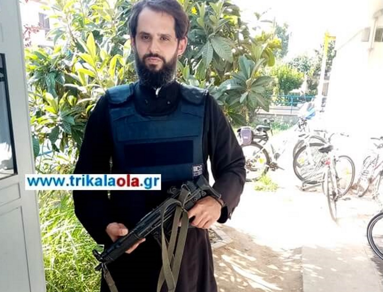 Ο παπάς – αστυνομικός που φυλάει σκοπιά με… όπλο στα Τρίκαλα!
