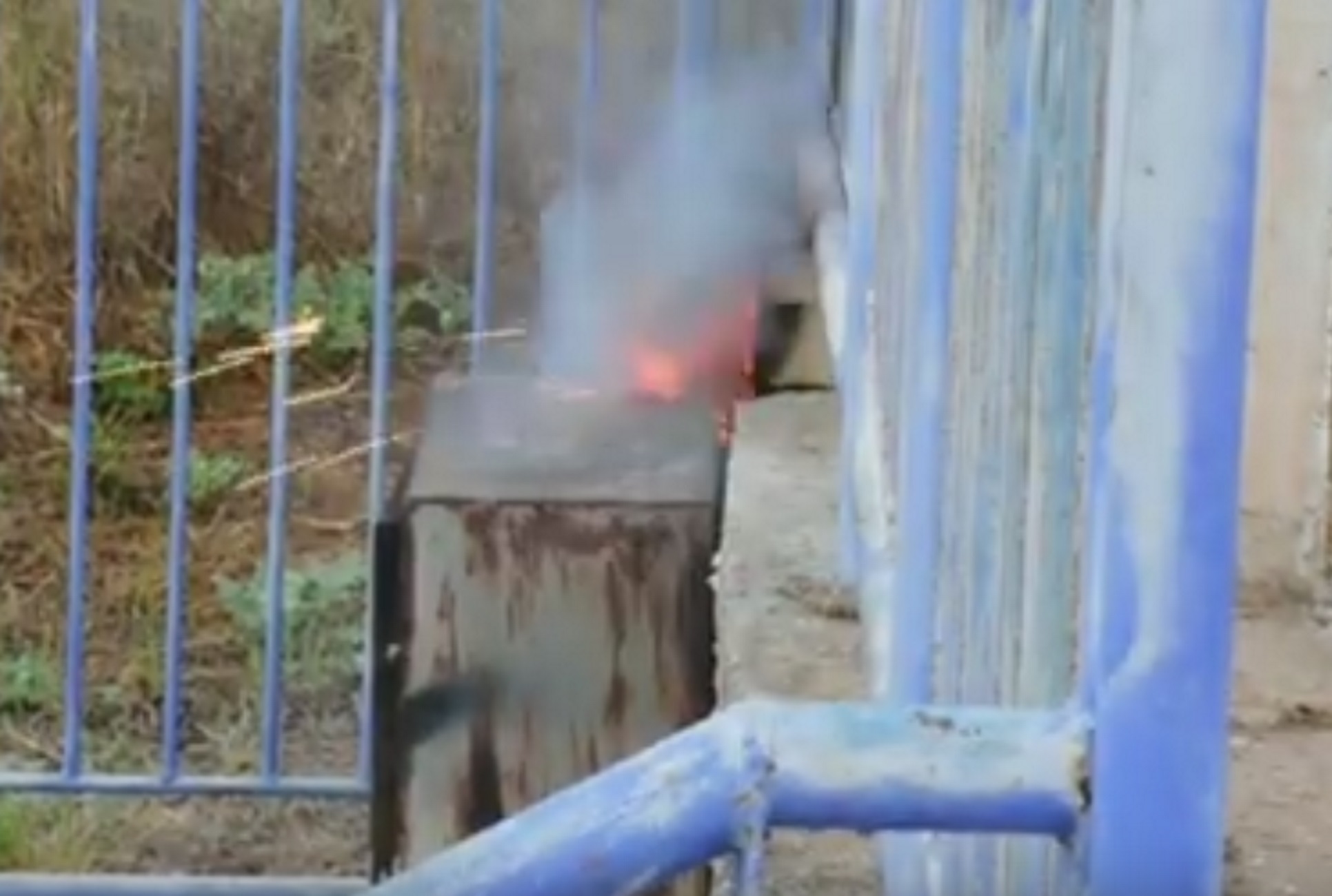 Αργολίδα: Αναστάτωση από φωτιά σε προαύλιο σχολείου – Στο σημείο πυροσβέστες και εναερίτης της ΔΕΗ – video