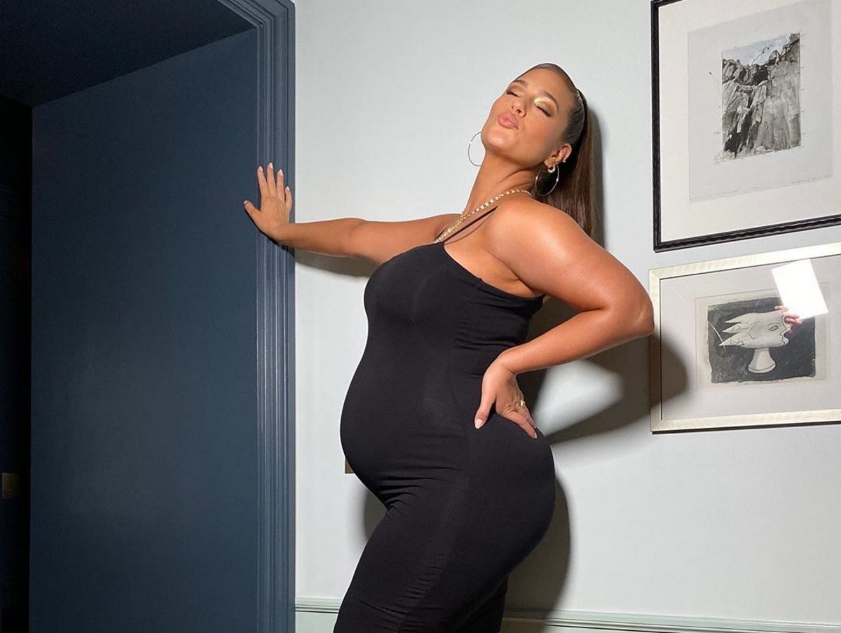 Ashley Graham: Ποζάρει δίχως ίχνος ρούχου, σε προχωρημένη εγκυμοσύνη και μας δείχνει το σώμα της! [pic,video]