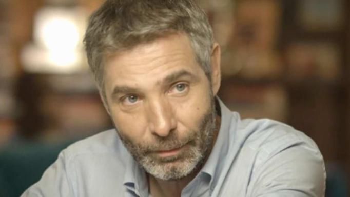 Ο Θοδωρής Αθερίδης ταΐζει με το μπιμπερό το νεογέννητο εγγονό του! Φωτογραφία