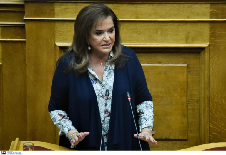 Μπακογιάννη: «Άδειασμα» σε Κυρανάκη – Πλεύρη για τη στήριξη στο ρατσιστικό μπάρμπεκιου