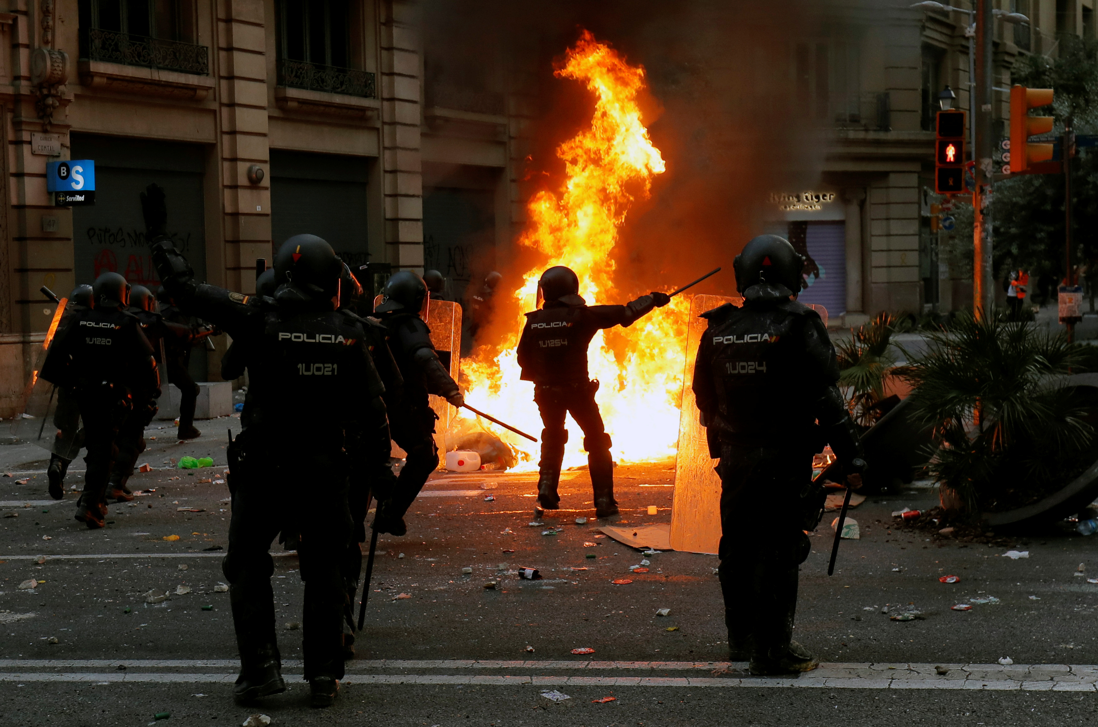 Χάος στη Βαρκελώνη! Άγριες συγκρούσεις διαδηλωτών – αστυνομίας