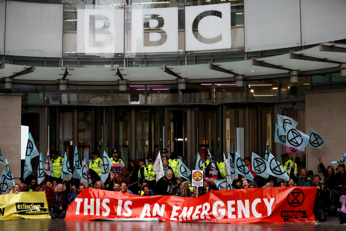 Ακτιβιστές περιβαλλοντικής οργάνωσης απέκλεισαν τα γραφεία του BBC στο Λονδίνο [Pics]