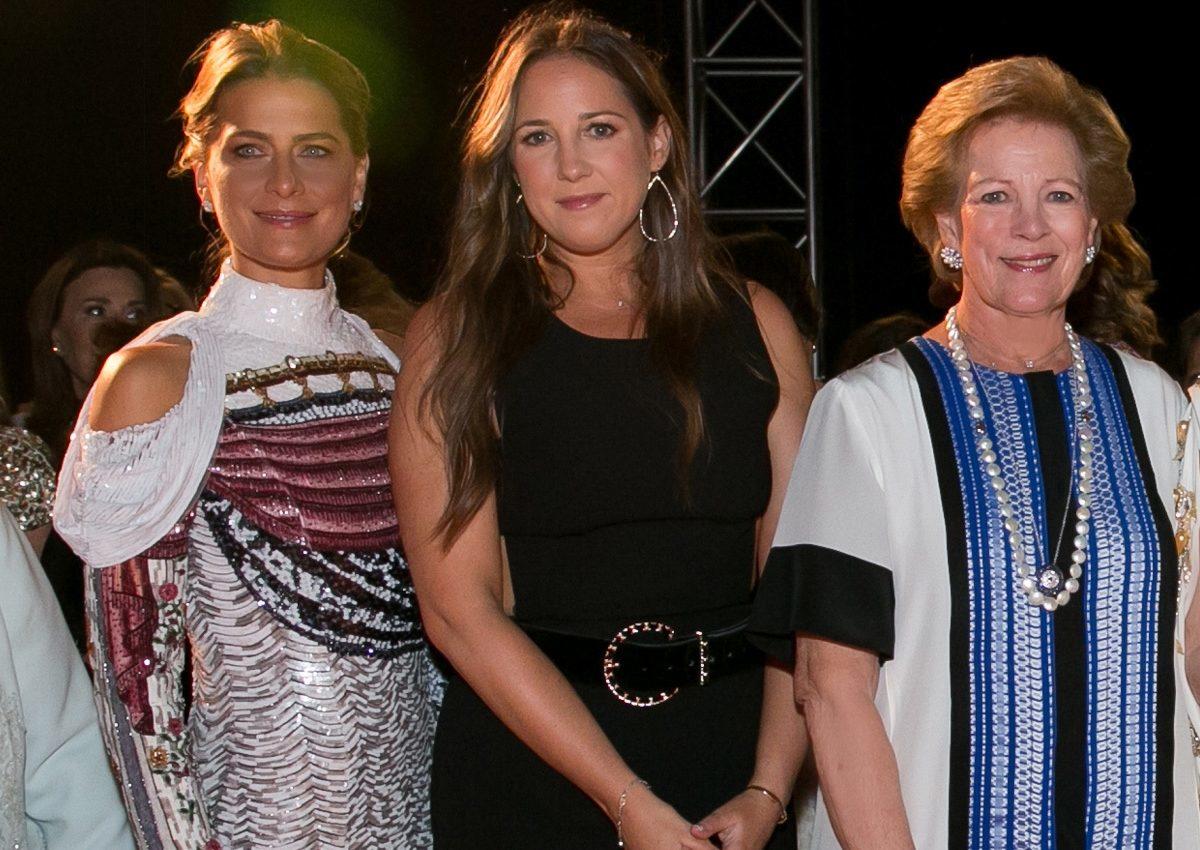 Με την κόρη και τη νύφη της στο φαντασμαγορικό show της Μαίρης Κατράντζου, η Άννα Μαρία!