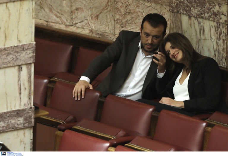 Βουλή: “Έγειρε” η Νοτοπούλου στον ώμο του Παππά! pics