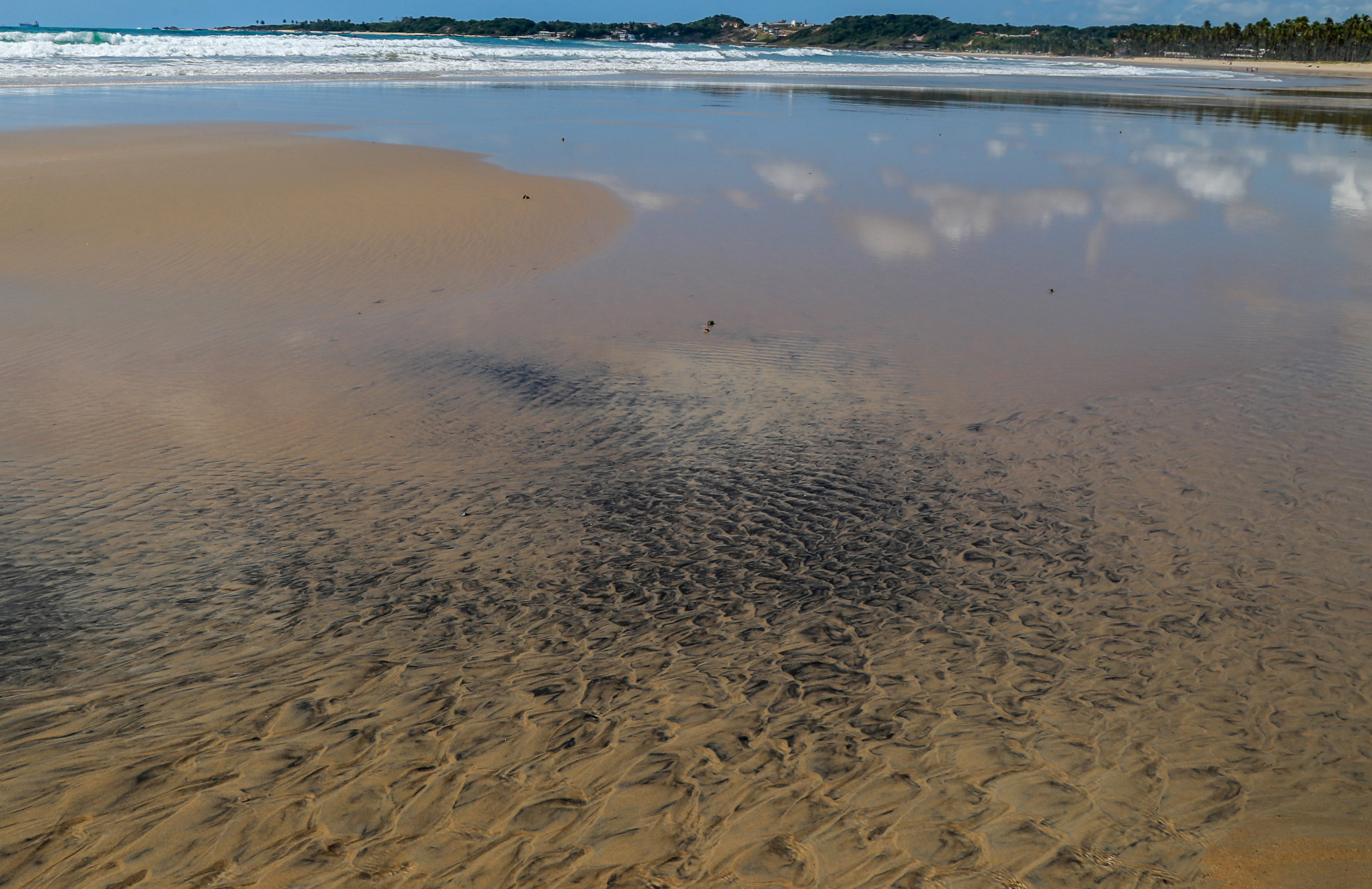 Βραζιλία: Μυστήριο με τις πετρελαιοκηλίδες σε παραλίες – Κινδυνεύουν οικοσυστήματα