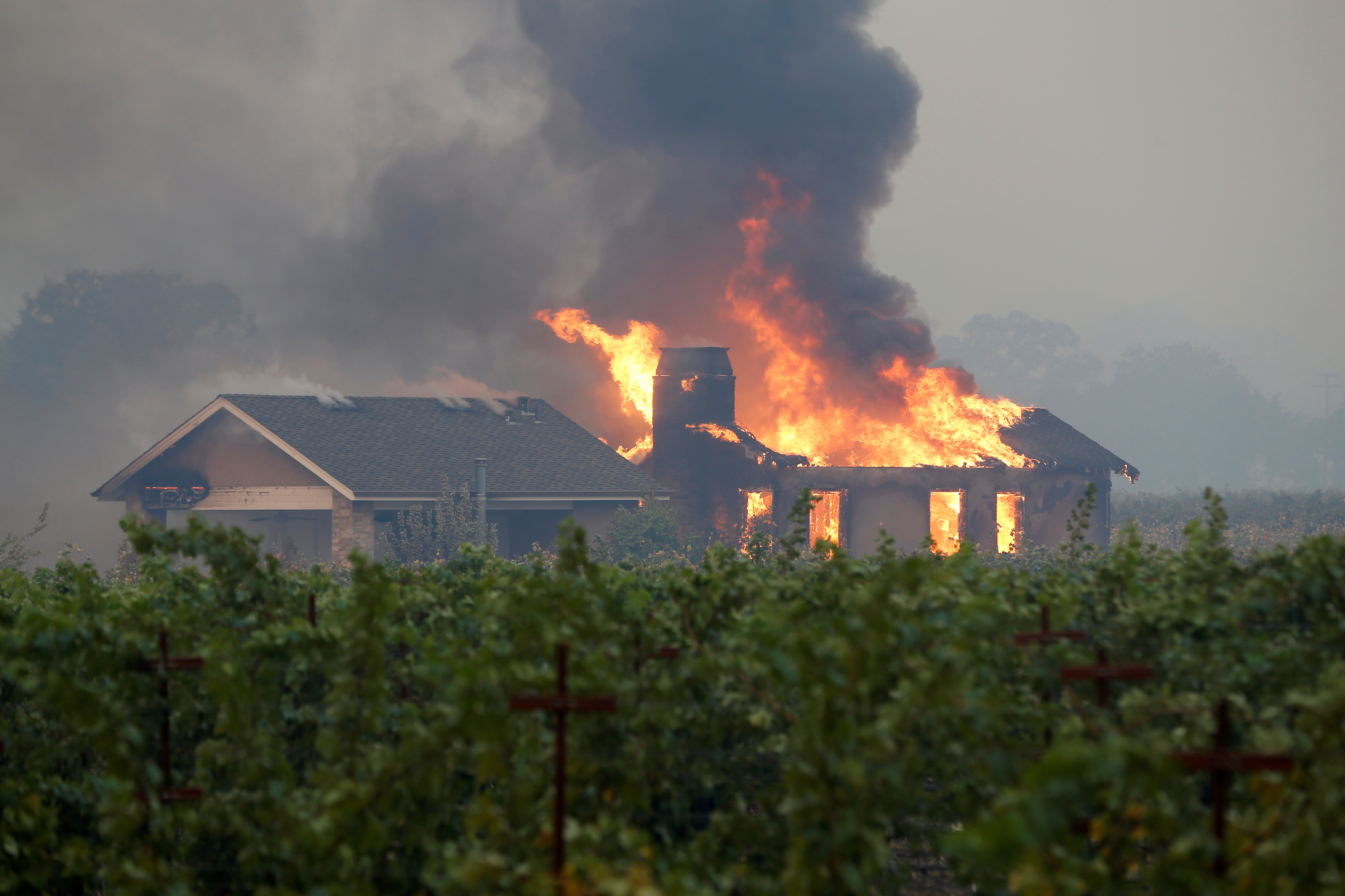 Γιγάντιες φλόγες καταπίνουν την Καλιφόρνια – Απομακρύνθηκαν 50.000 άνθρωποι