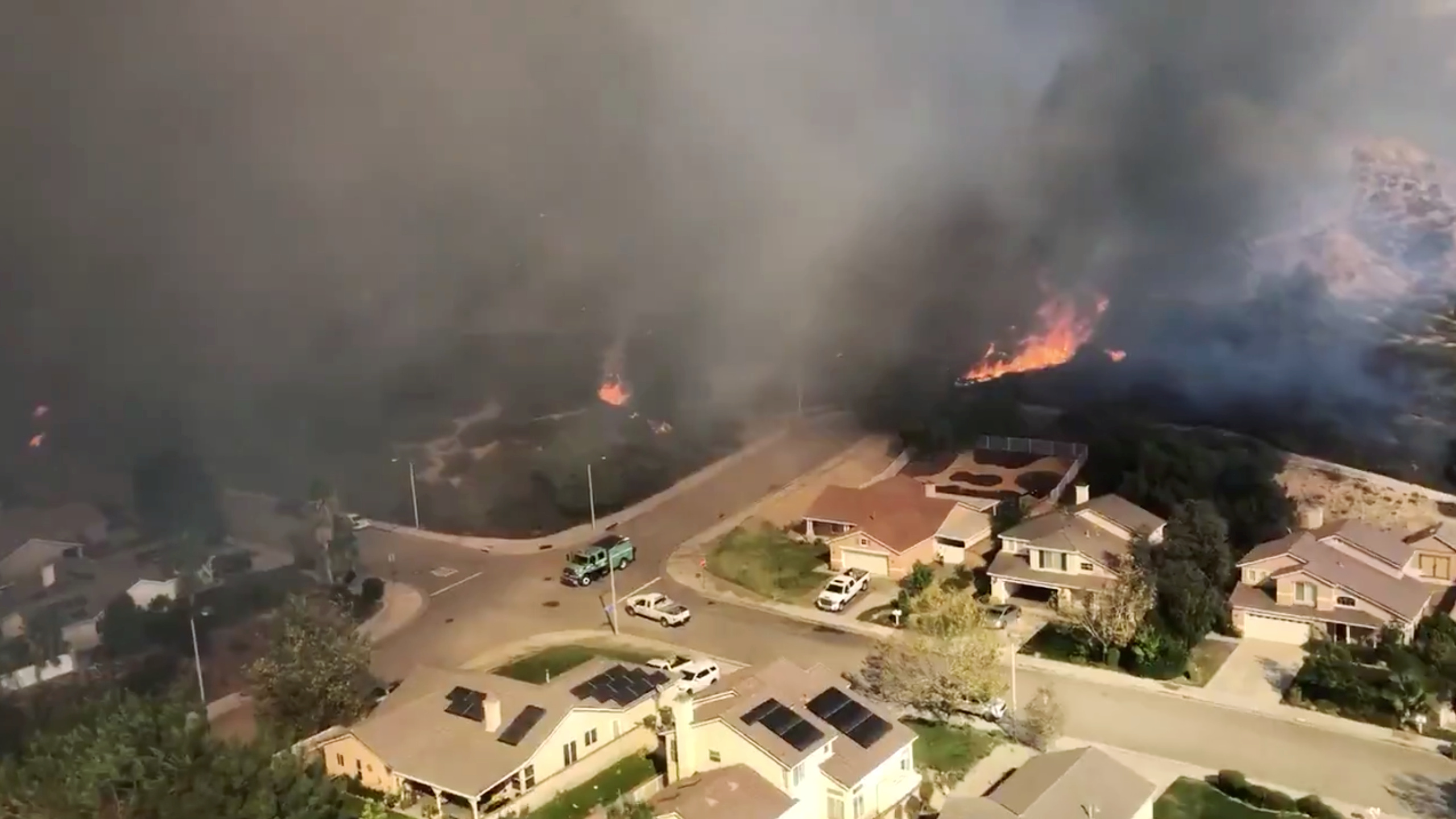 Μεγάλες πυρκαγιές μαίνονται στην Καλιφόρνια – Χιλιάδες άνθρωποι εγκαταλείπουν τα σπίτια τους