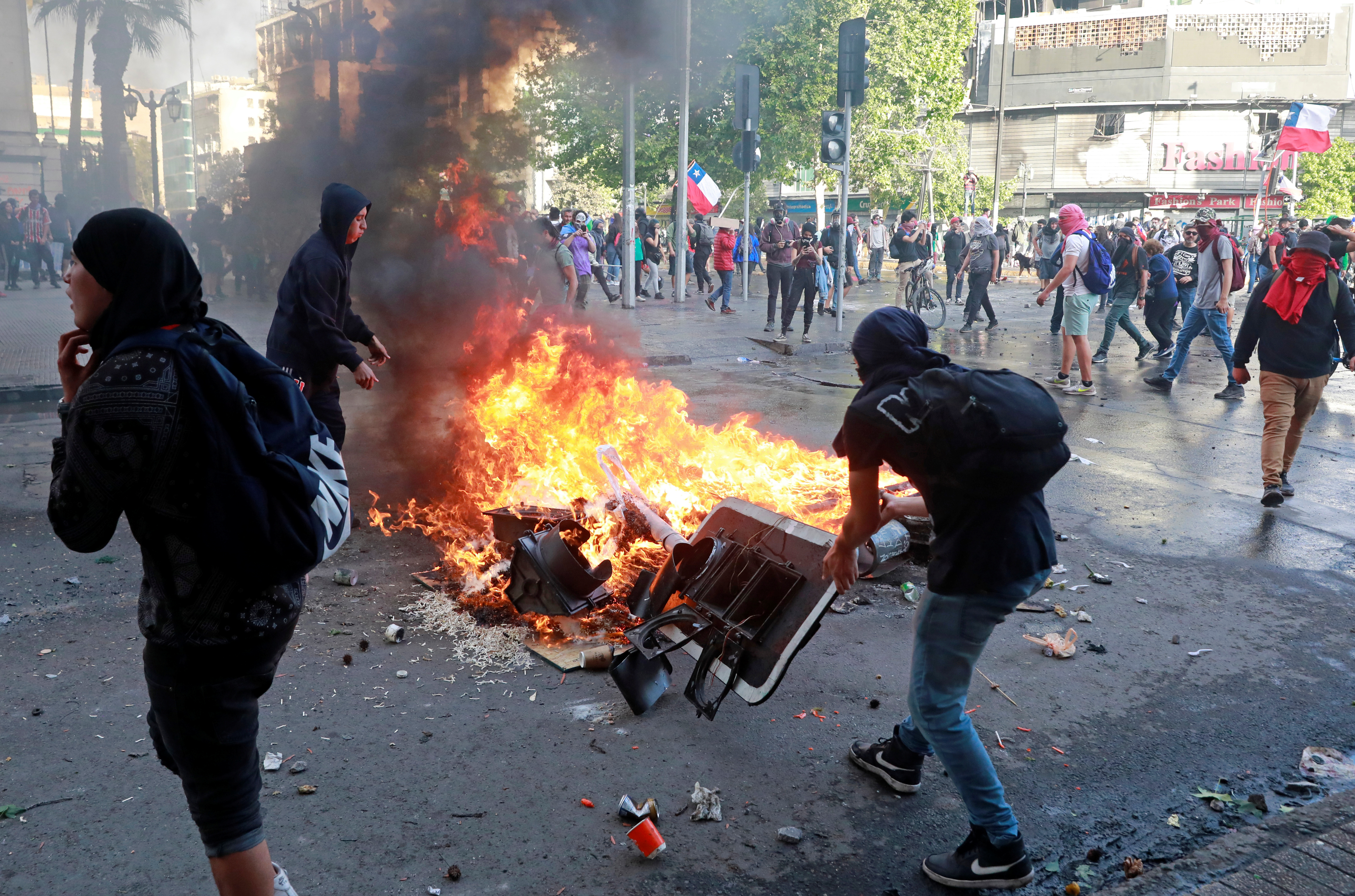 Χιλή: Συνεχίστηκαν οι διαδηλώσεις στο Σαντιάγο και άλλες πόλεις – Νέα επεισόδια
