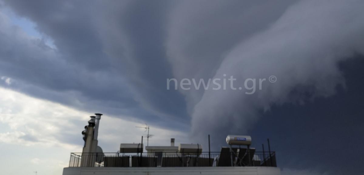 Καιρός: Τι είναι το shelf cloud που κάλυψε όλη την Αττική