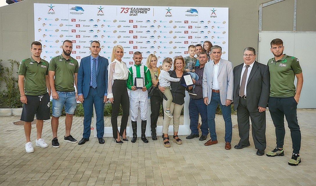 Οι παίκτες της ΠΑΕ Παναθηναϊκός, Βαγγέλης Θεοχάρης, Φάνης Μαυρομμάτης και Κώστας Αποστολάκης με τον Αντιδήμαρχο Μαρκοπούλου Μεσογαίας Δημήτρη Κολιαβασίλη , τη Ντορέττα Παπαδημητρίου, τον αναβάτη Μάριο Χριστοφή, τον προπονητή και ιδιοκτήτη Παναγιώτη Θεολόγου, τον ιδιοκτήτη του Newsit.gr Νίκο Ευαγγελάτο, και τον Επιχειρησιακό Διευθυντή της Ιπποδρομιες Α.Ε. Κώστα Αλεξόπουλο