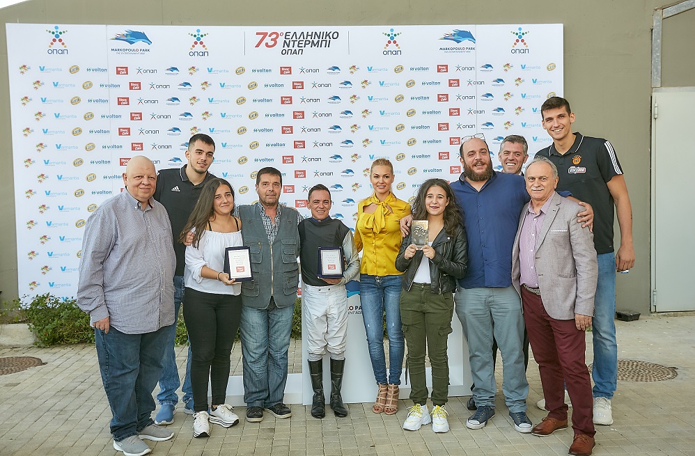 Ο Εκδότης της εφημερίδας ΦΙΛΕΛΕΥΘΕΡΟΣ Θανάσης Μαυρίδης, με τους παίκτες της ΚΑΕ Παναθηναϊκός ΟΠΑΠ Κώστα Παπαδάκη και Κωνσταντίνο Μήτογλου, τον προπονητή Μιχάλη Ιωαννίδη, τον αναβάτη Βαγγέλη Κρητικό, την Βίκυ Κάβουρα, τον εκπρόσωπο της ΒΙΚΟΣ Φάνη Λαμπρόπουλο, τον Χρήστο Κοπελούζο και τον ειδικό σύμβουλο της ΠΟΕΠΠΠ Κυριάκο Τοπτσίδη