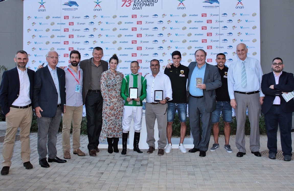 Ο Εκδότης της εφημερίδας Sportday, Tάσος Μπούρας, με τον Διευθύνοντα Σύμβουλο της Vermantia, Φίλιππο Αντωνόπουλο, τον πρώην ποδοσφαιριστή Γιόζεφ Βάντσικ, την Μαρία Κορινθίου, τον αναβάτη Παναγιώτη Δημητσάνη, τον προπονητή Χρήστο Κουβαρά και τα μέλη του Wolf Syndicate