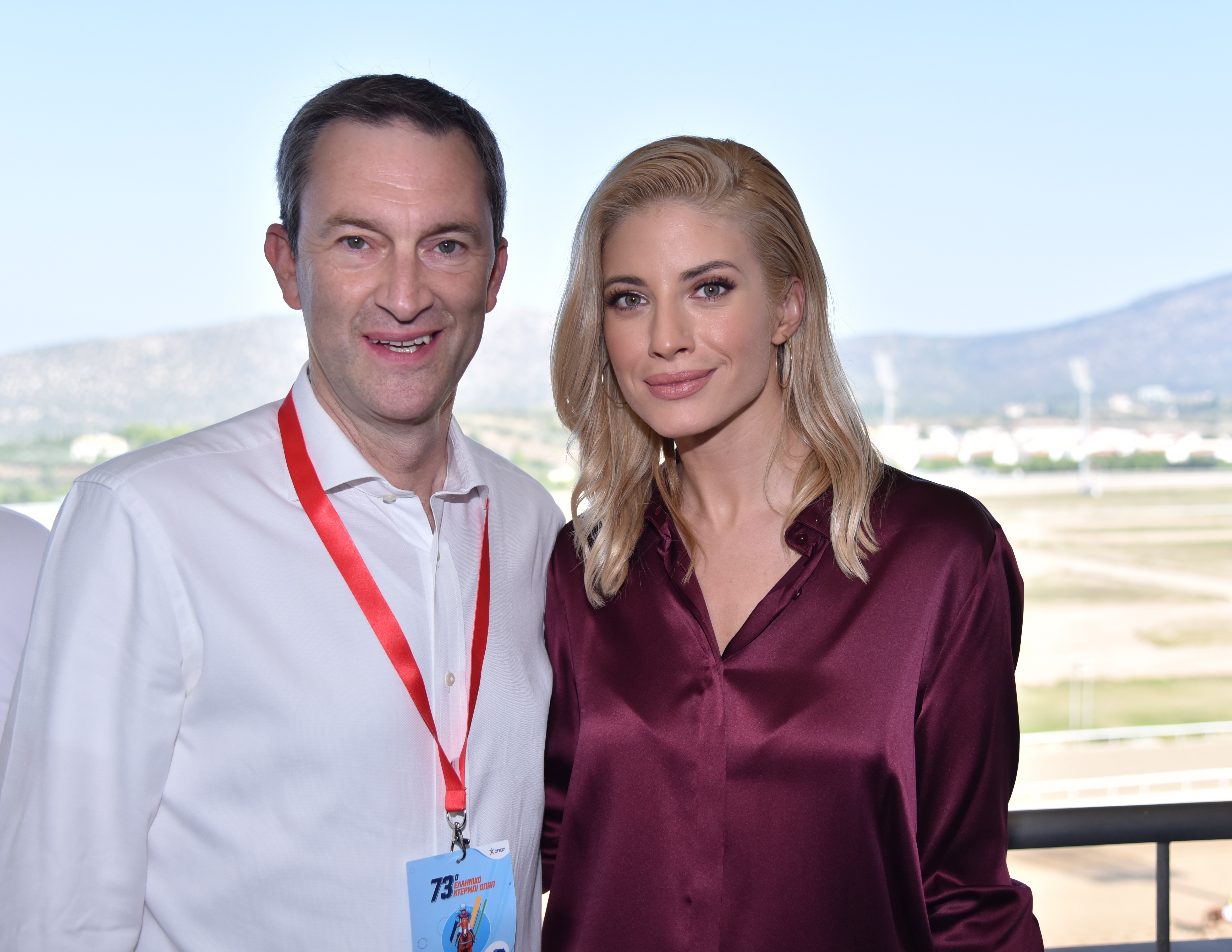 Λαμπερές παρουσίες και εντυπωσιακά καπέλα στο 73ο Ελληνικό Ντέρμπι ΟΠΑΠ – Ποιοι διάσημοι έδωσαν δυναμικό παρών στο μεγάλο ιπποδρομιακό event