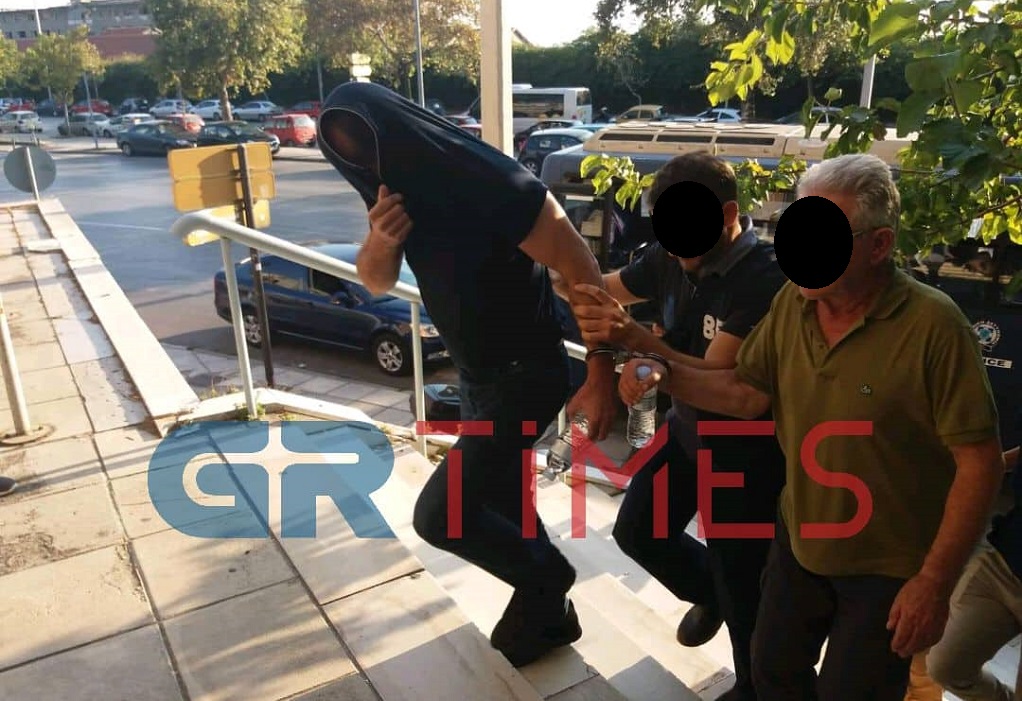 Θεσσαλονίκη: Στον εισαγγελέα για την υπόθεση διαφθοράς στο λιμάνι – Οι αφίξεις στα δικαστήρια – video