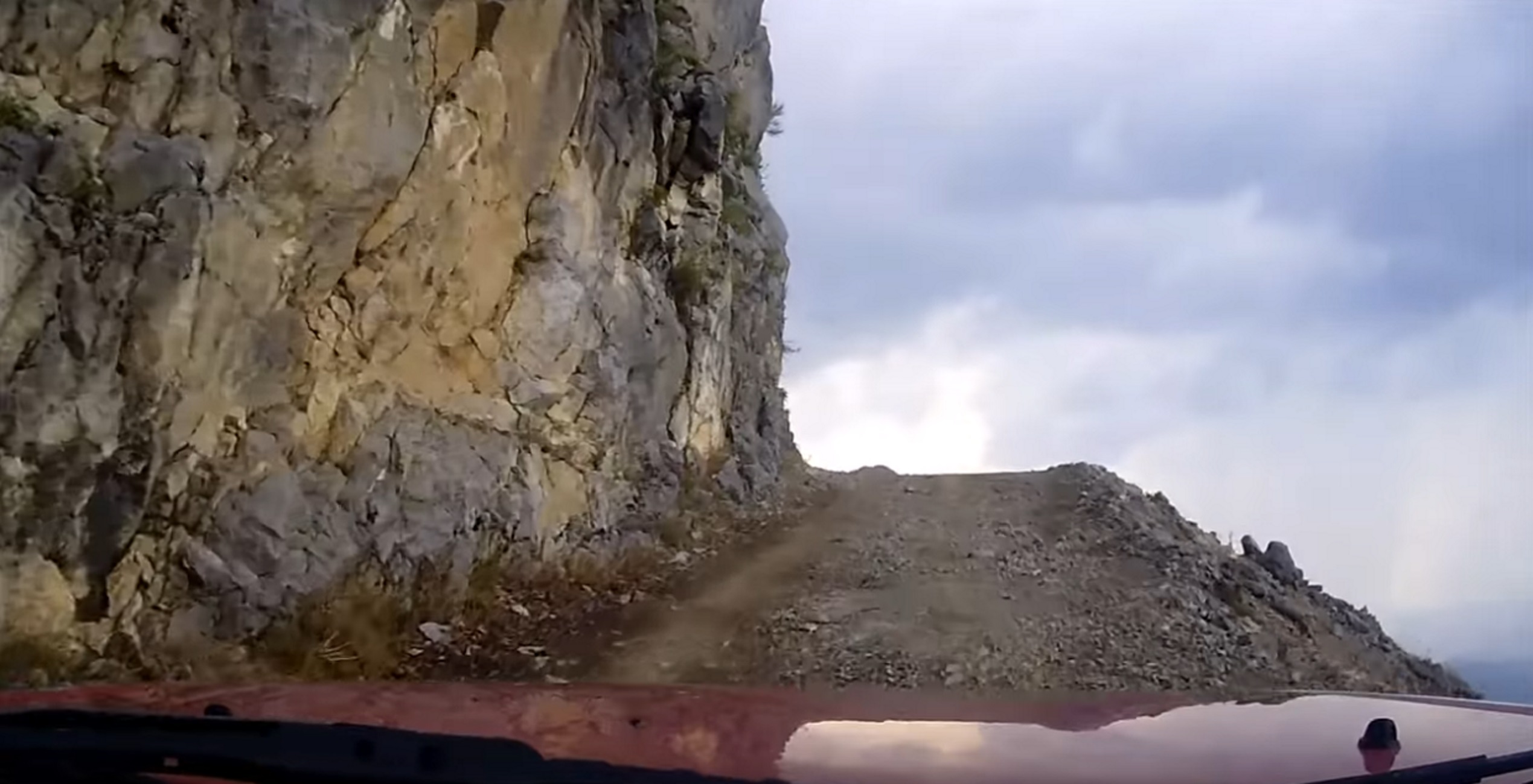 Αιτωλοακαρνανία: Οδήγηση στον πιο επικίνδυνο δρόμο της χώρας – Εικόνες που κόβουν την ανάσα – video