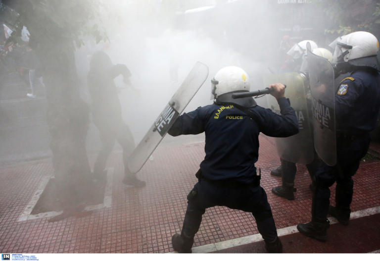 Επεισόδια και χημικά σε πορεία φοιτητών στο κέντρο της Αθήνας - Άγριες συγκρούσεις και πετροπόλεμος με τα ΜΑΤ
