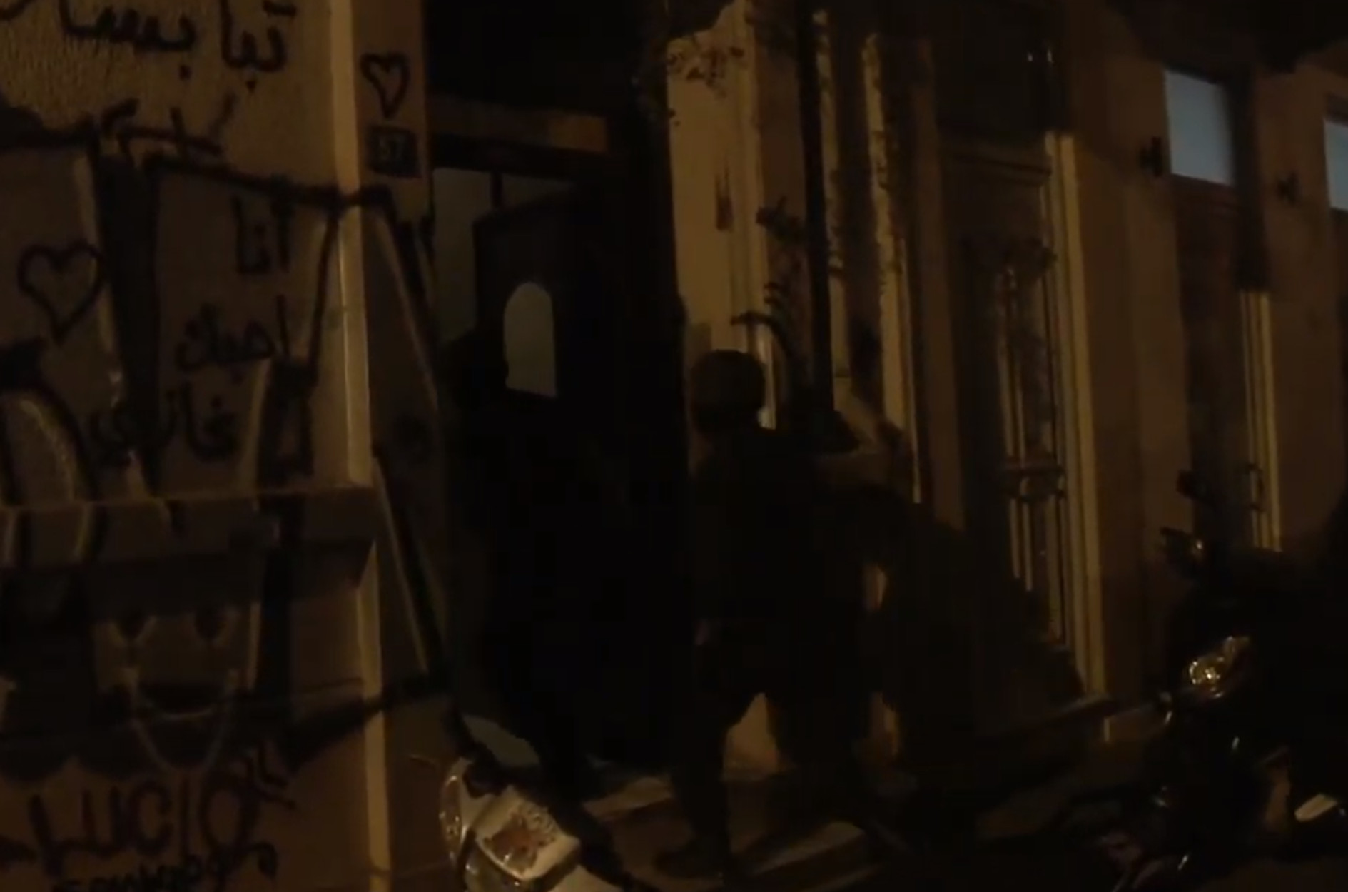 Εξάρχεια: Η στιγμή που οι αστυνομικοί κάνουν έφοδο στις καταλήψεις – video