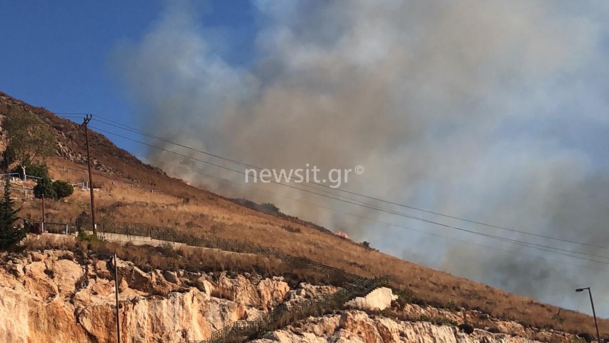 Φωτιά στο Πέραμα – Εικόνες από το σημείο