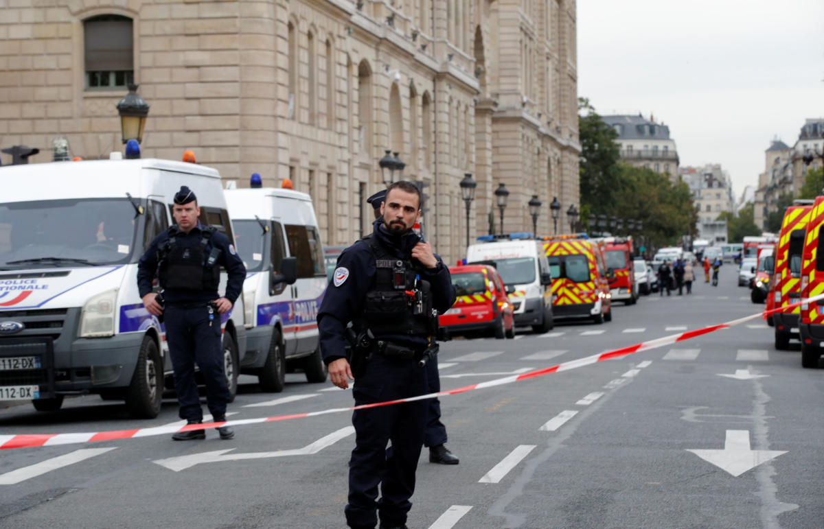 Ανοιχτά όλα τα ενδεχόμενα για τα κίνητρα του δράστη της επίθεσης στο Παρίσι