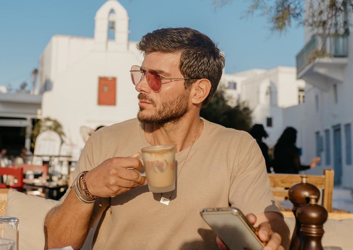 Σαν άλλος Bradley Cooper ο Μάνος Γαβράς ερμηνεύει το «Shallow»! [video]