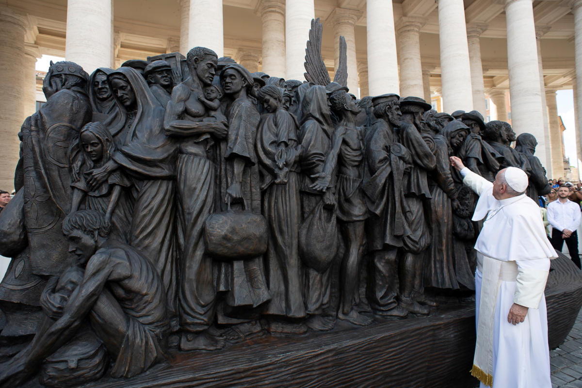 Ένα γλυπτό για την προσφυγιά, στην πλατεία του Αγίου Πέτρου, στο Βατικανό [Pics]