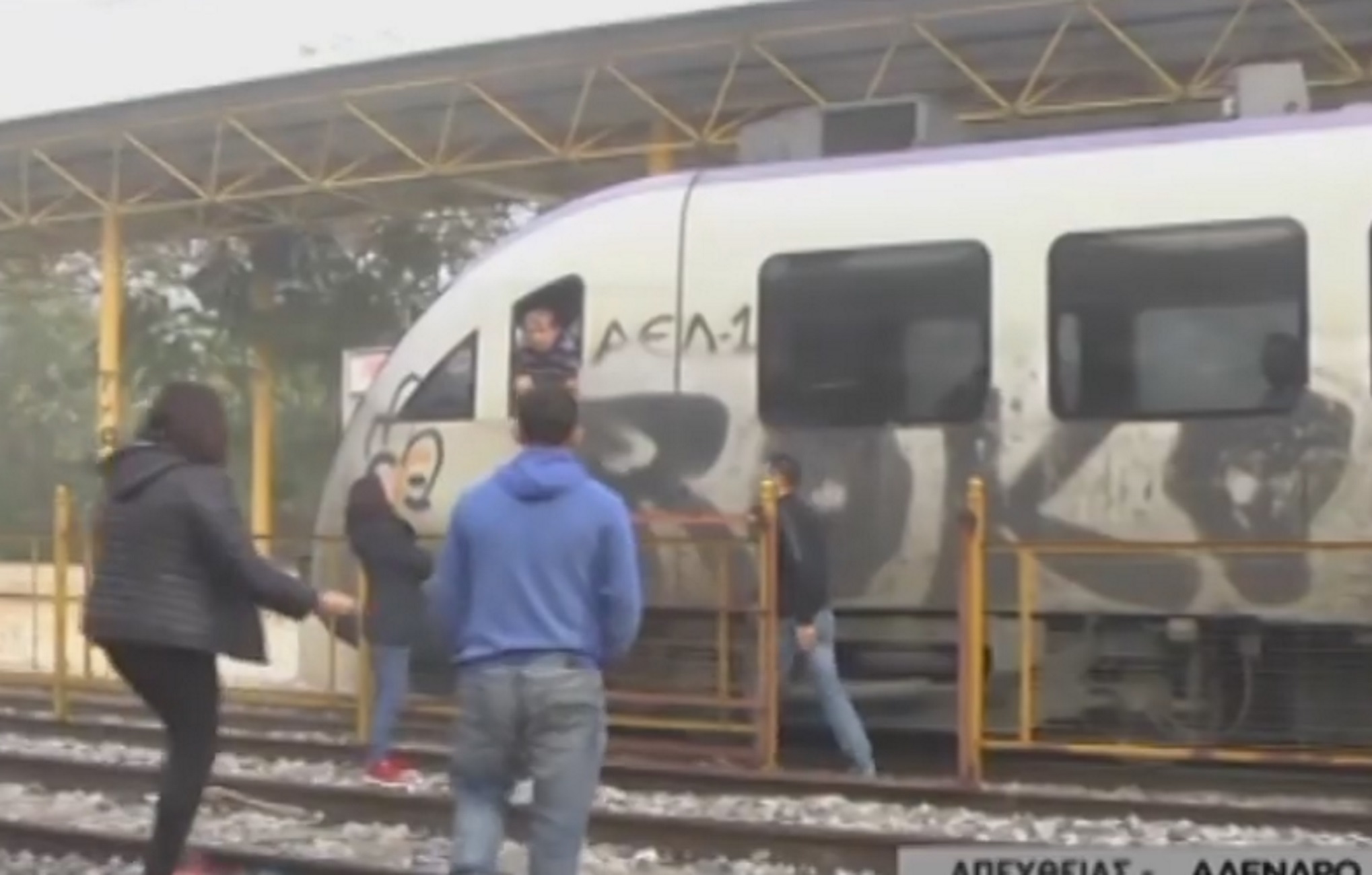 Θεσσαλονίκη: Έκλεισαν τη σιδηροδρομική γραμμή – Μπλόκαραν τρένο και το έσπρωχναν προς τα πίσω – video