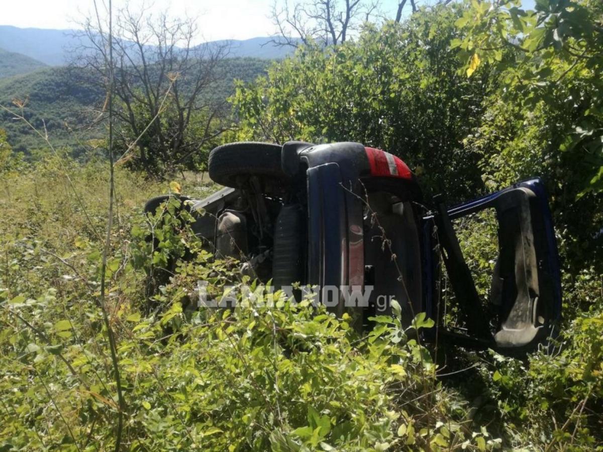 Φθιώτιδα: Αντί για όπισθεν έβαλε πρώτη και έπεσαν στο γκρεμό – Σε εξέλιξη η επιχείρηση διάσωσης [pics]