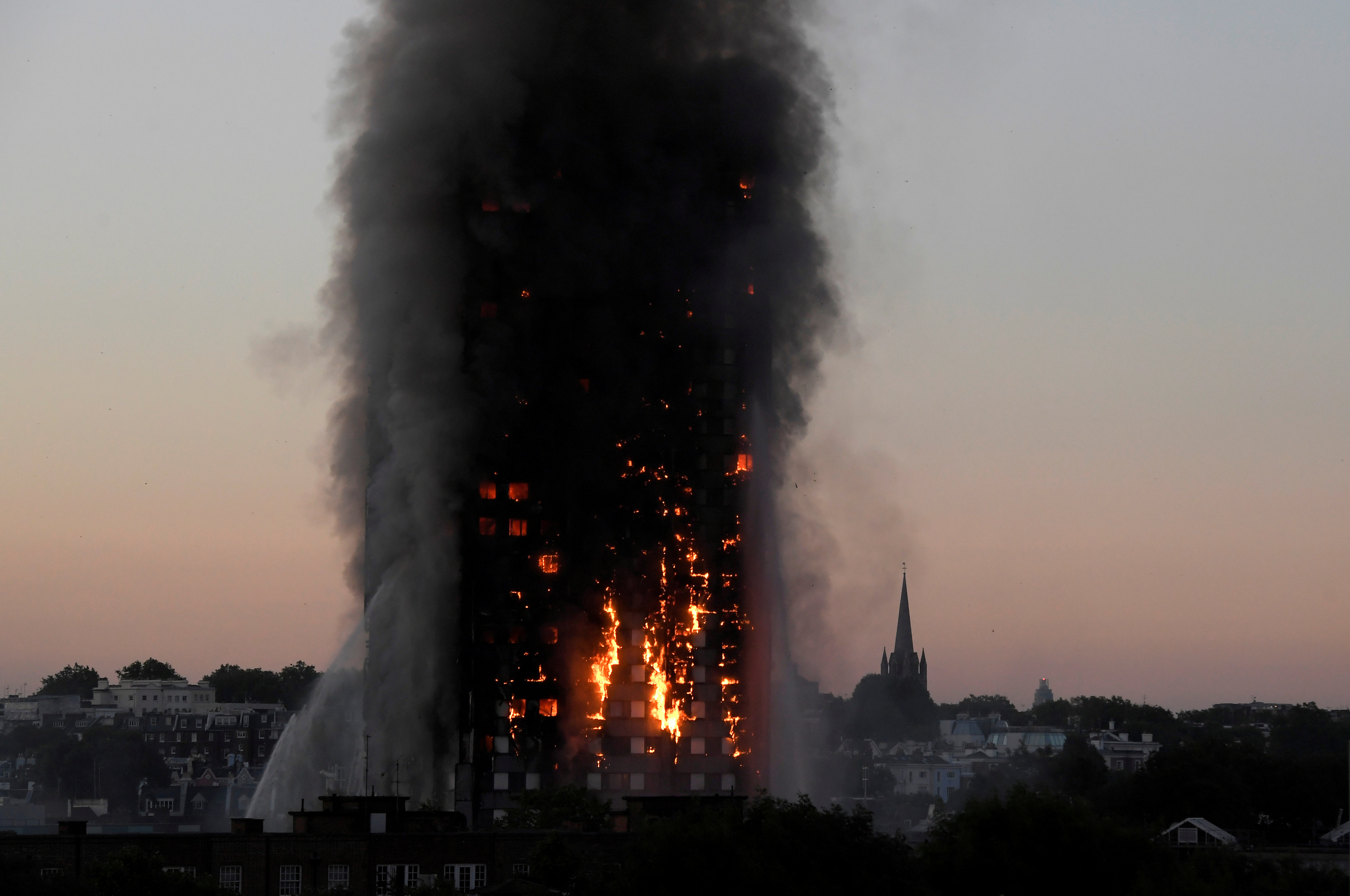 Βρετανία: Λάθη της πυροσβεστικής οδήγησαν στον θάνατο ανθρώπους στον Πύργο Γκρένφελ
