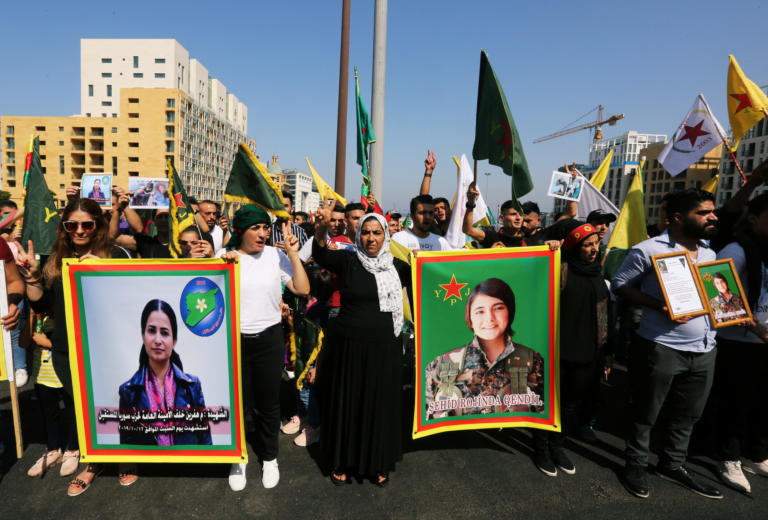 Ερβίν Χαλάφ: Η “αγία” των Κούρδων της Συρίας έγινε το σύμβολο της προδοσίας τους από τις ΗΠΑ