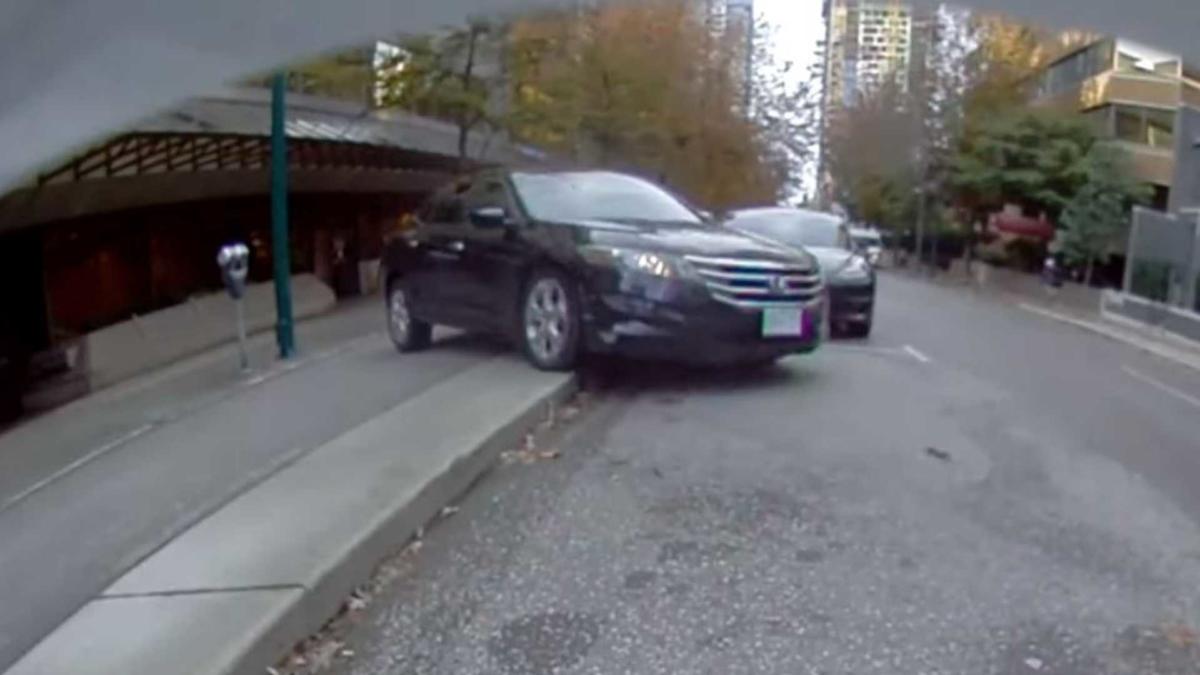 Απίθανο! Πήγε να παρκάρει και κατέληξε να βλέπει τον κόσμο ανάποδα! [vid]