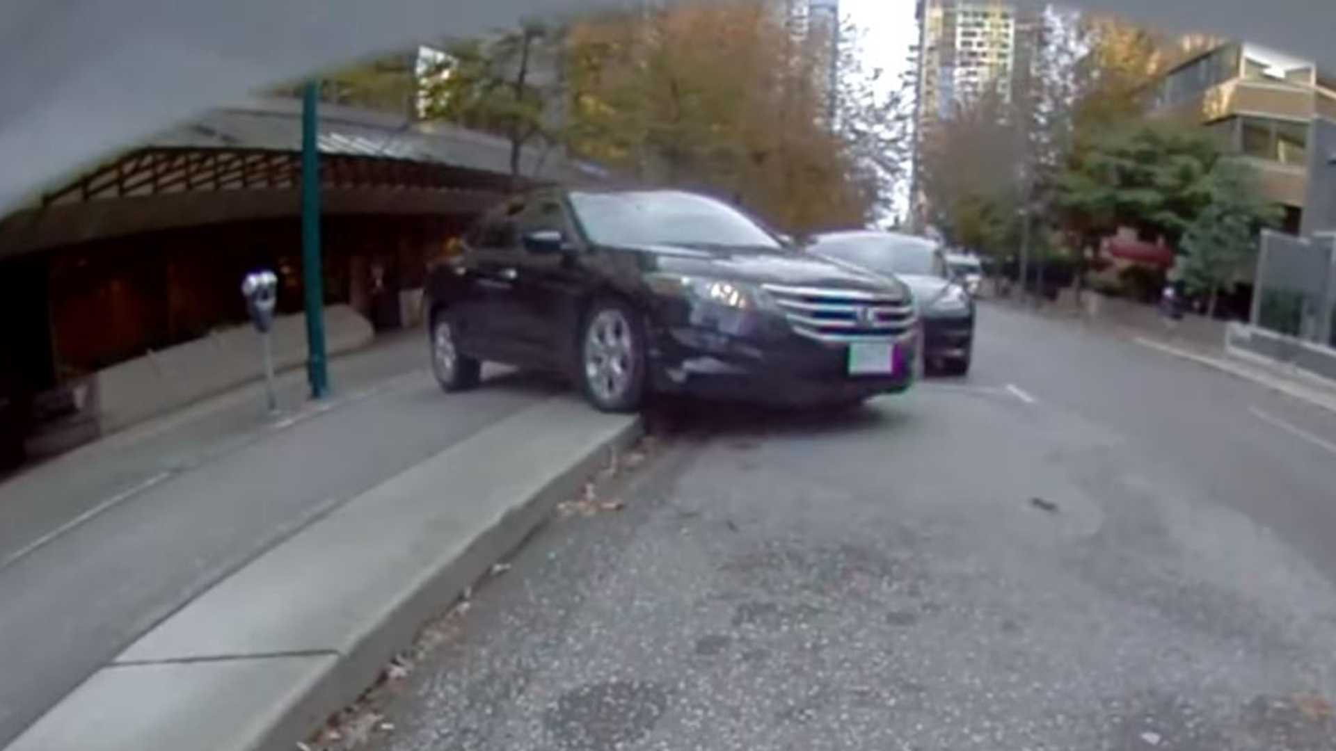 Απίθανο! Πήγε να παρκάρει και κατέληξε να βλέπει τον κόσμο ανάποδα! [vid]