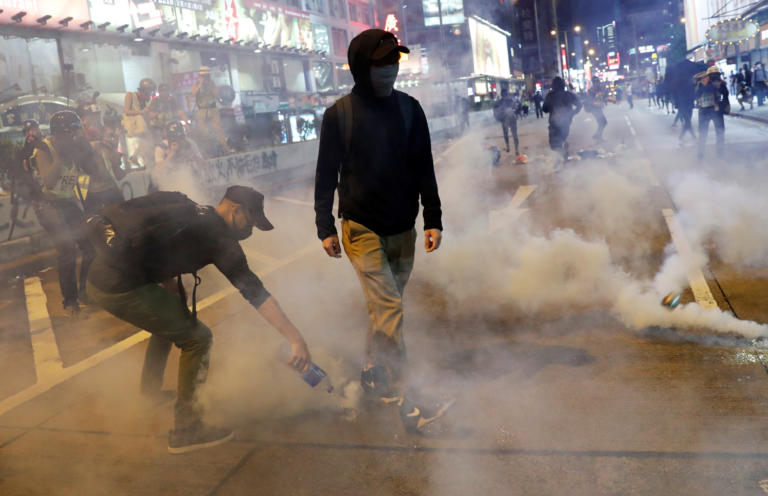 Halloween με χημικά στο Χονγκ Κονγκ - Νέα επεισόδια διαδηλωτών με αστυνομικούς