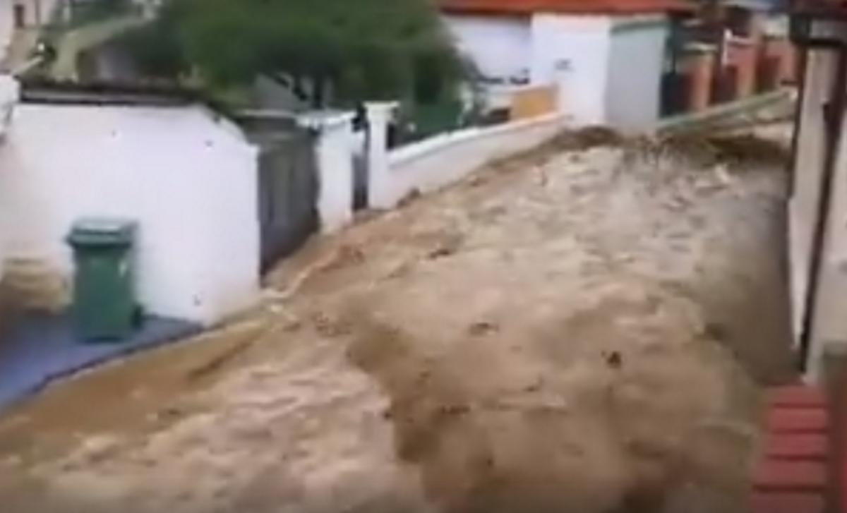Καιρός: Τόνοι νερού μπροστά από τα σπίτια τους – Τα πλάνα της κακοκαιρίας στη Θράκη κόβουν την ανάσα – video