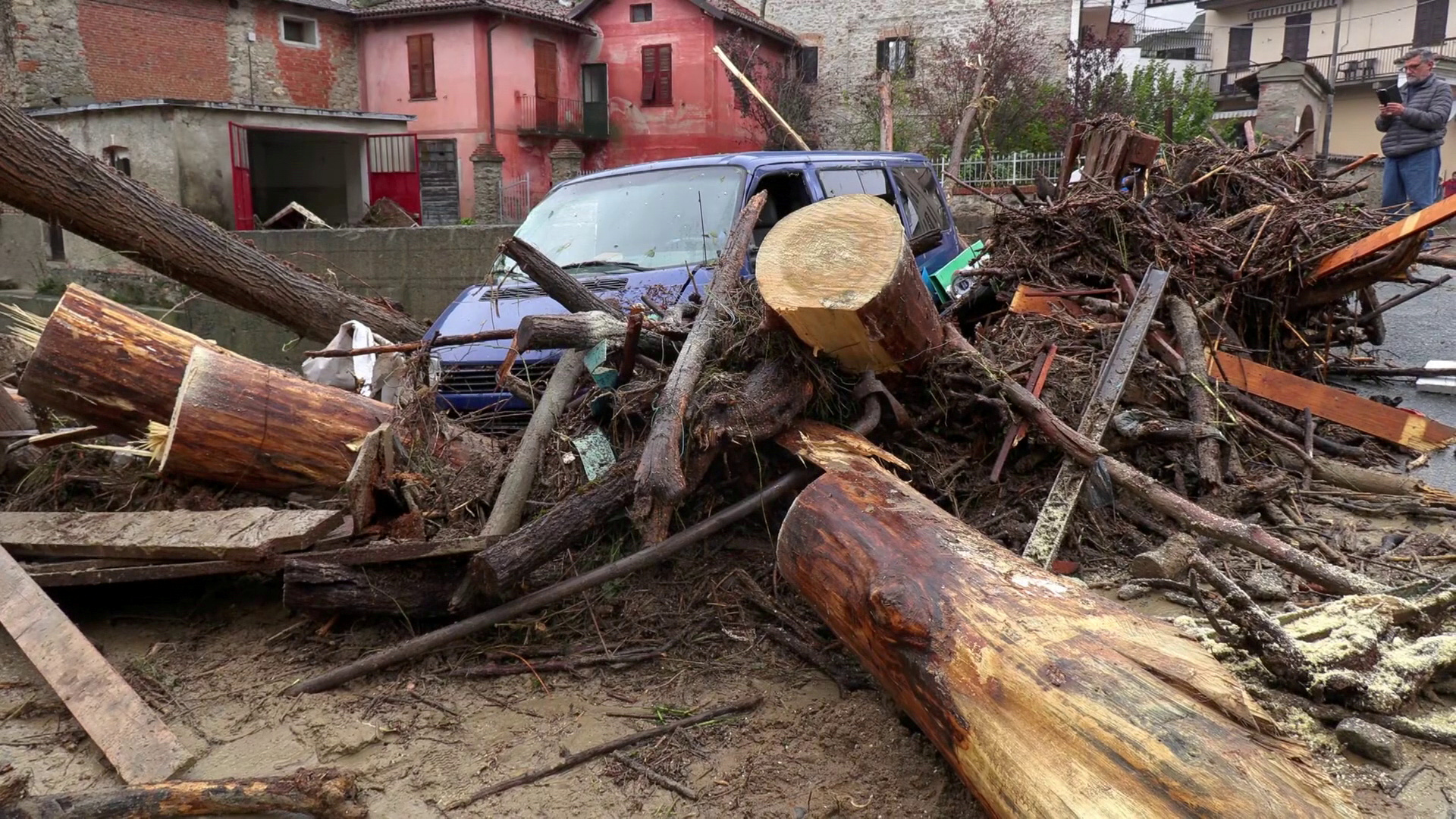 Ιταλία: Ένας νεκρός από τις πλημμύρες – Κατέρρευσε γέφυρα [pics]