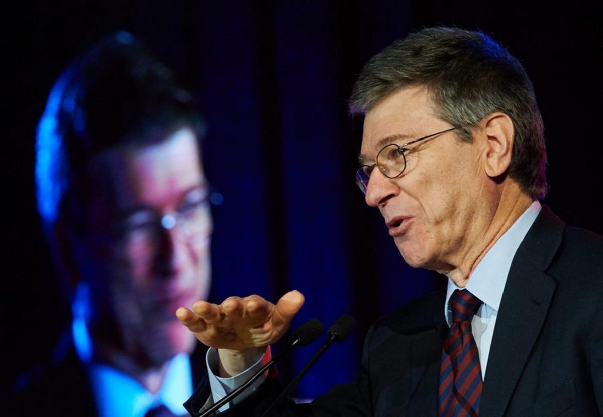 Τζέφρι Ζακς: Ο Τραμπ ζει σ’ έναν «κόσμο της φαντασίας»