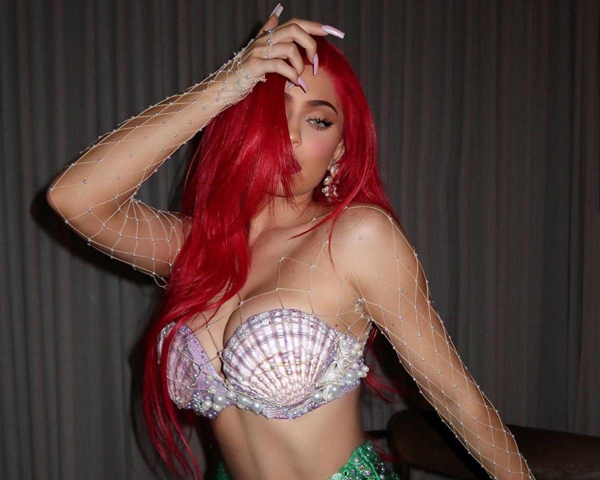 Η Kylie Jenner μεταμορφώνεται σε Άριελ και ρίχνει το Instagram με τις καμπύλες της