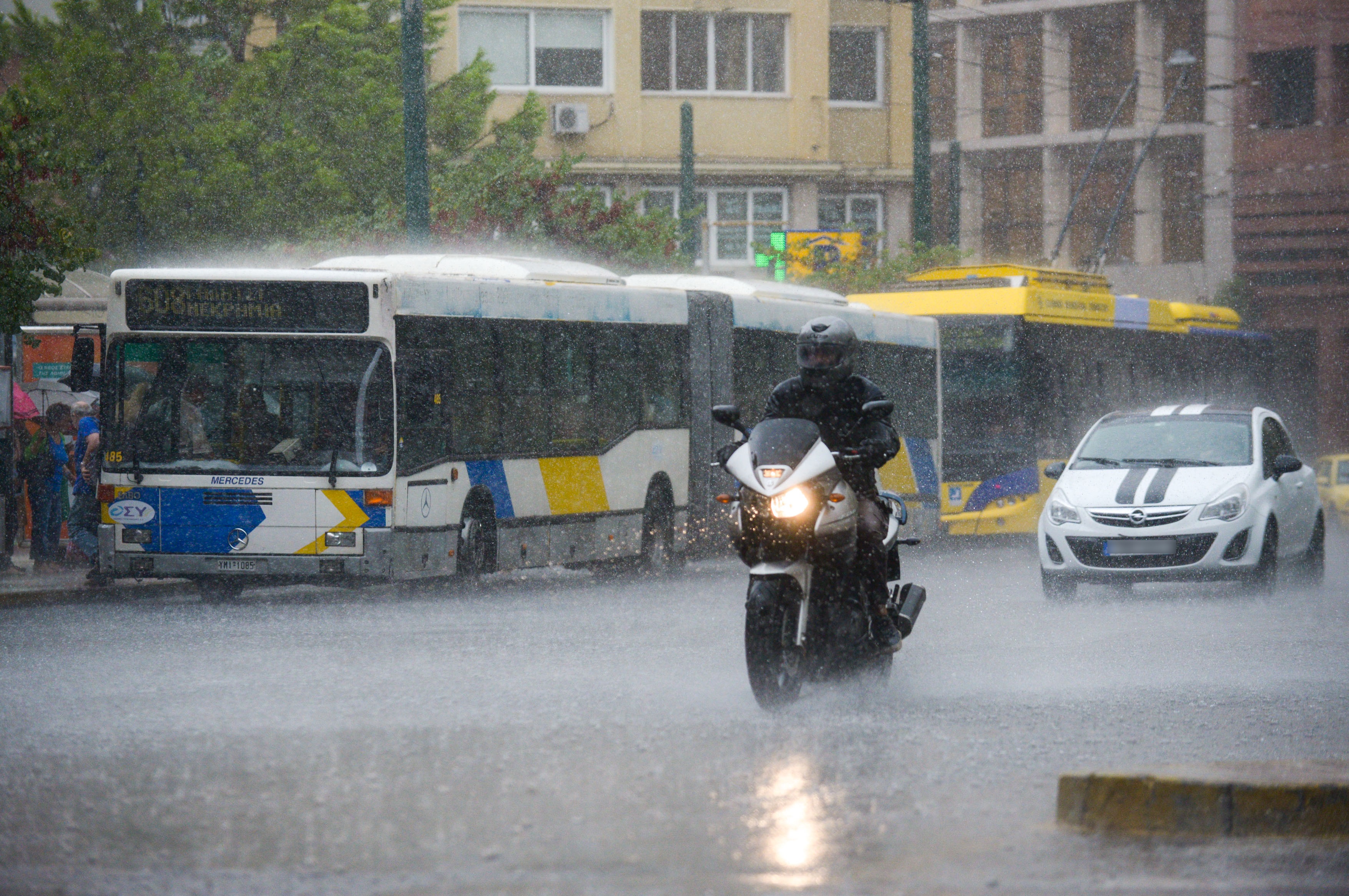 Καιρός: Βροχές, σφοδρές καταιγίδες και χαλάζι – Οδηγίες προς τους πολίτες