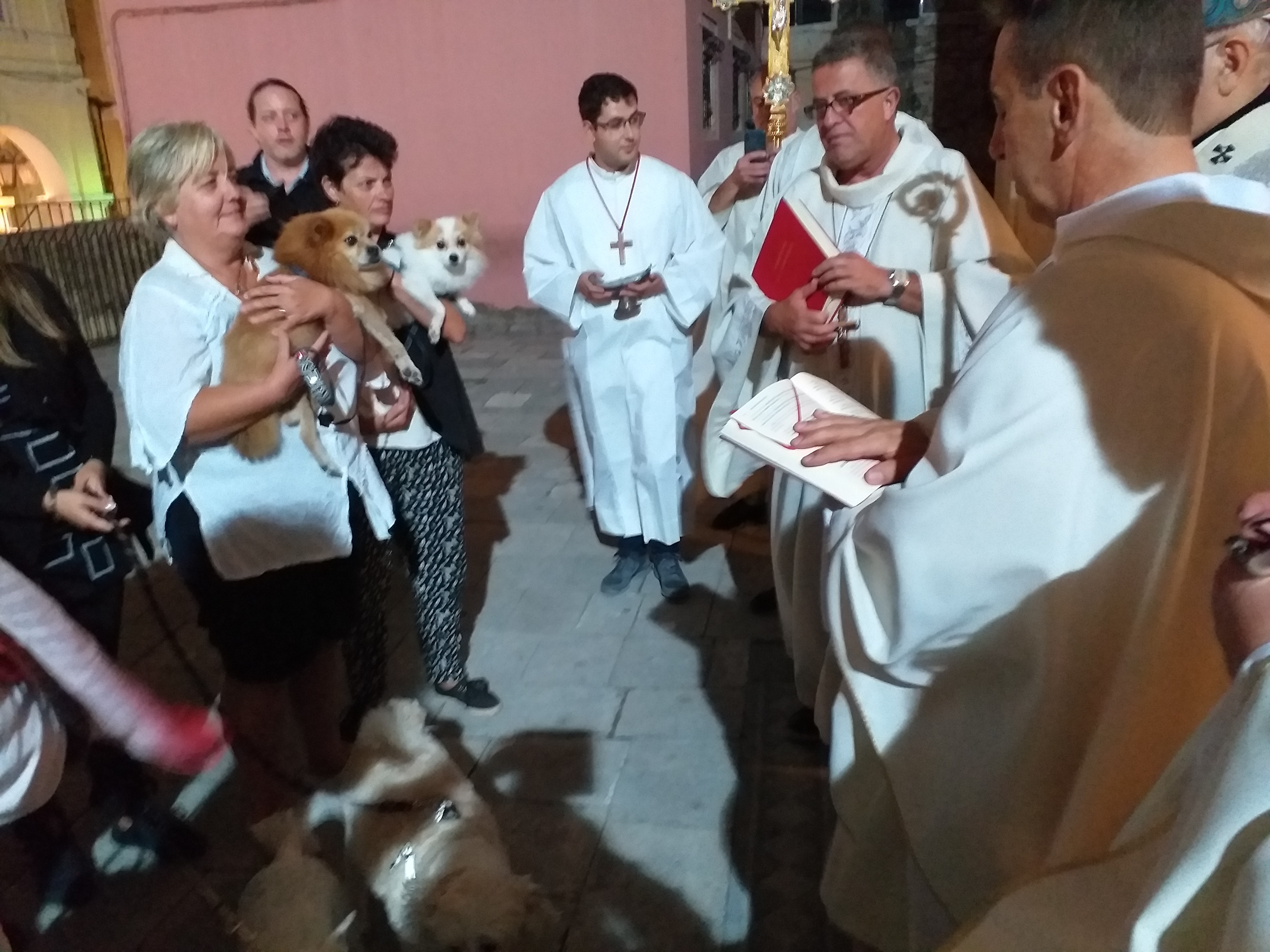 Κέρκυρα: Πήγαν τα ζώα τους στην εκκλησία για να τα ευλογήσουν – Οι εικόνες από το έθιμο!