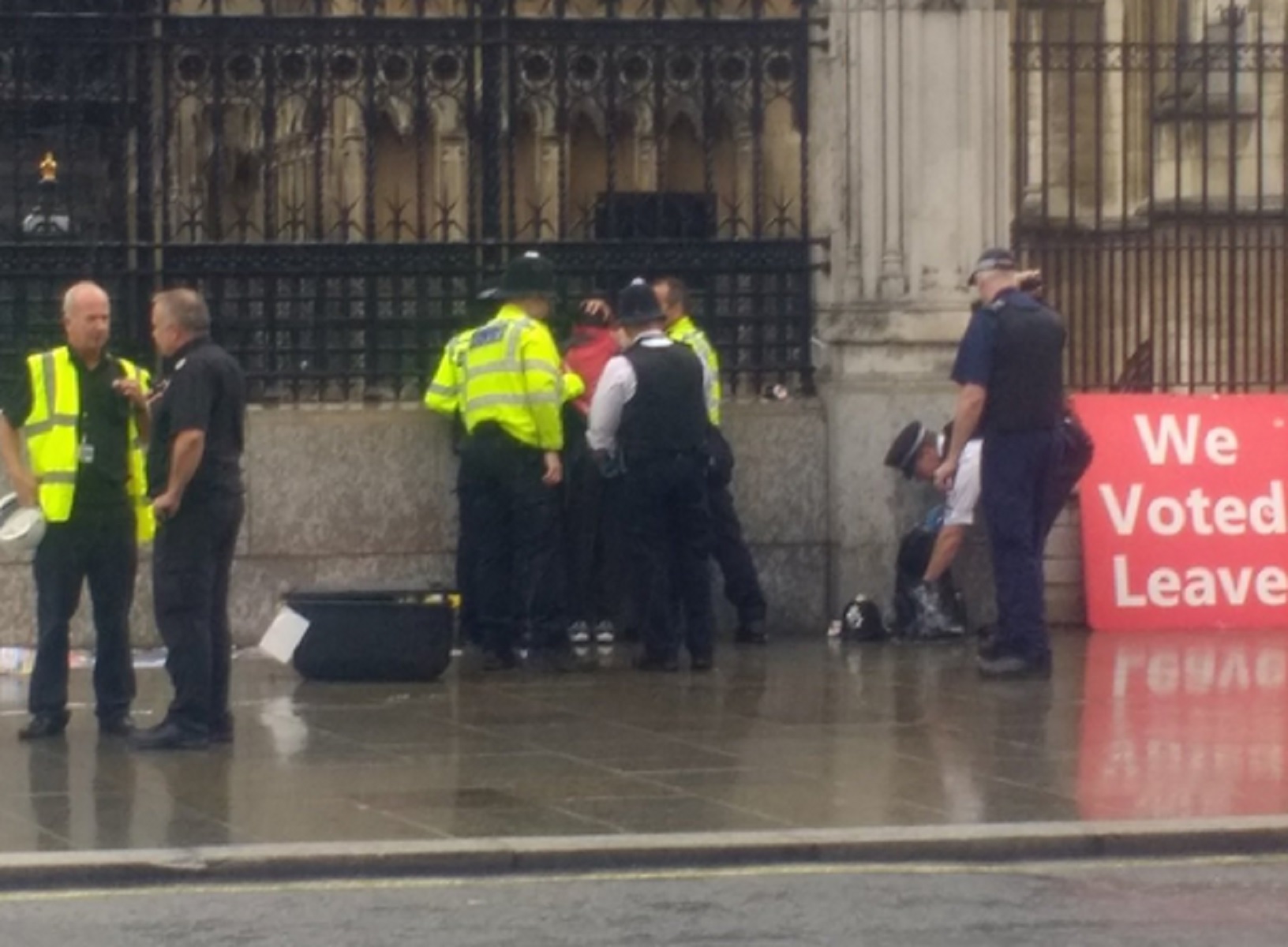 Βρετανία: Λούστηκε με βενζίνη και προσπάθησε να αυτοπυρποληθεί έξω από το κοινοβούλιο