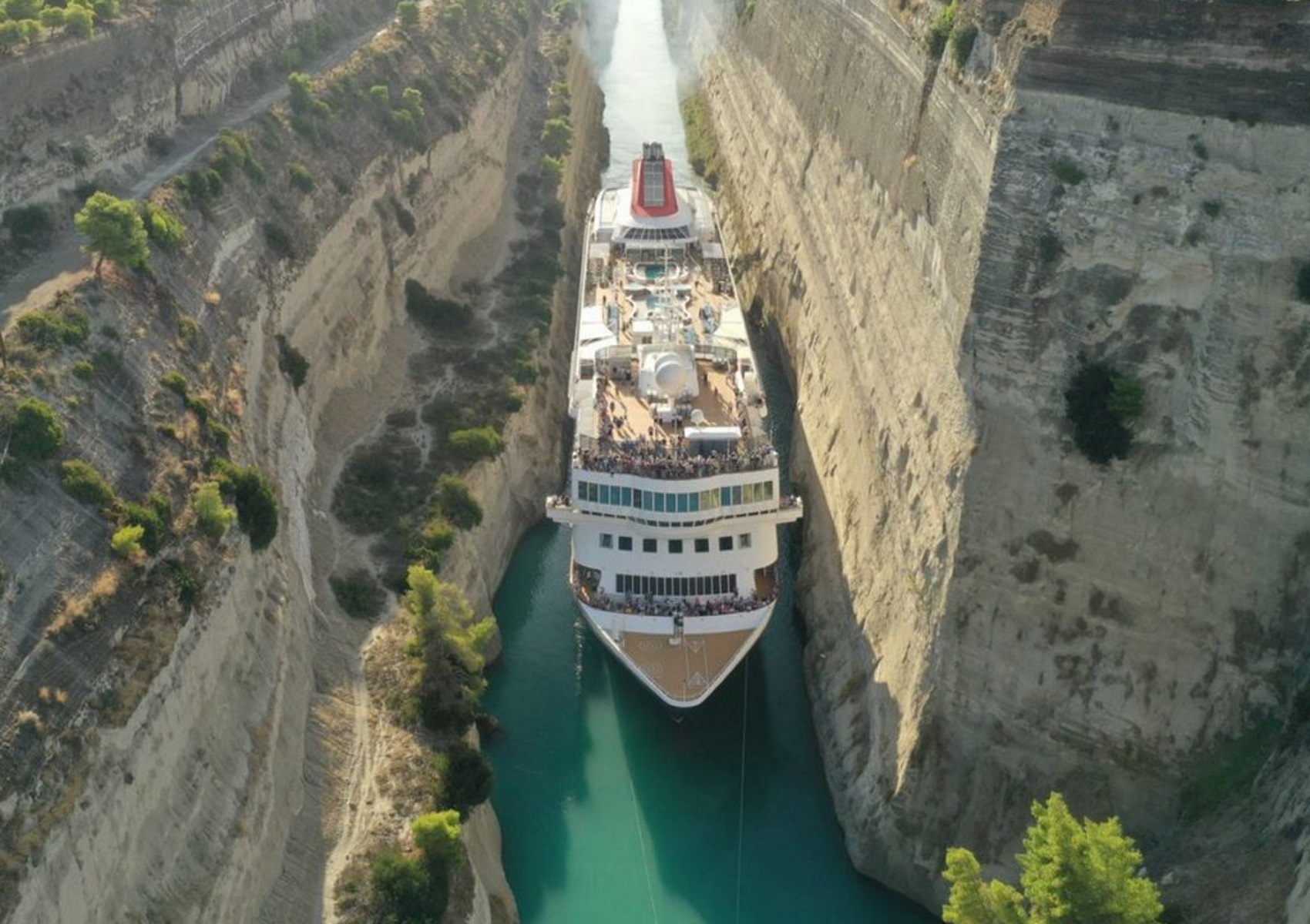 Εικόνες που κόβουν την ανάσα! Τεράστιο κρουαζιερόπλοιο πέρασε τον Ισθμό της Κορίνθου