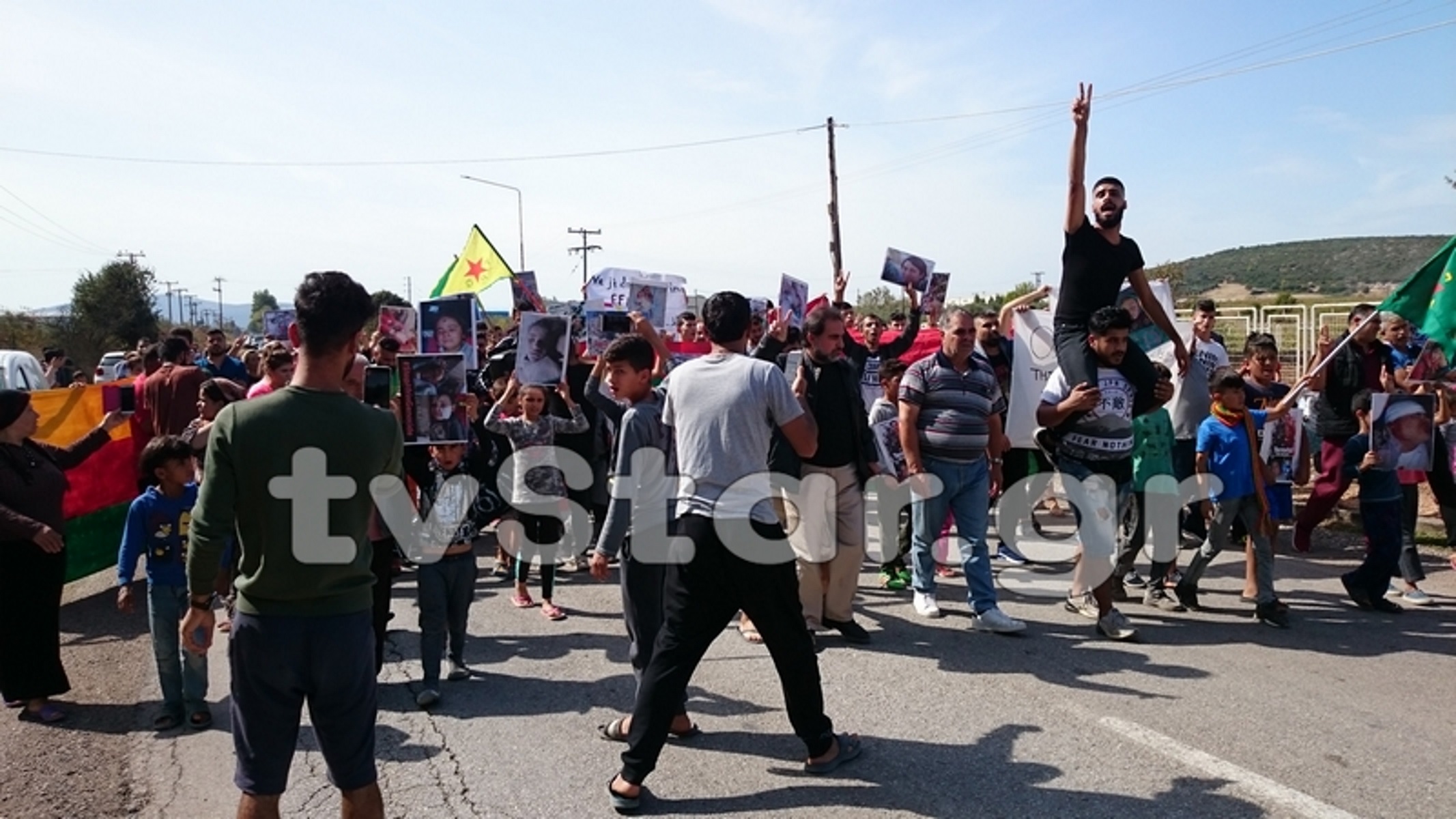 Ριτσώνα: Κούρδοι πρόσφυγες κλαίνε για την τουρκική εισβολή [pics]