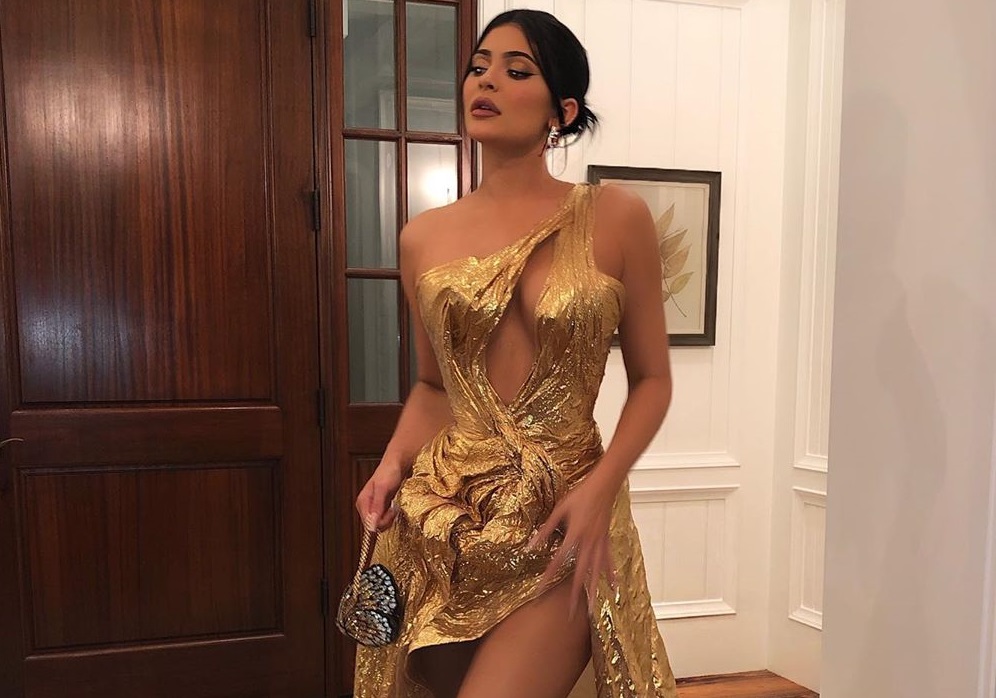 Kylie Jenner: Το ολόχρυσο φόρεμα με τα κοψίματα που δεν άφησε τίποτα… στη φαντασία μας!