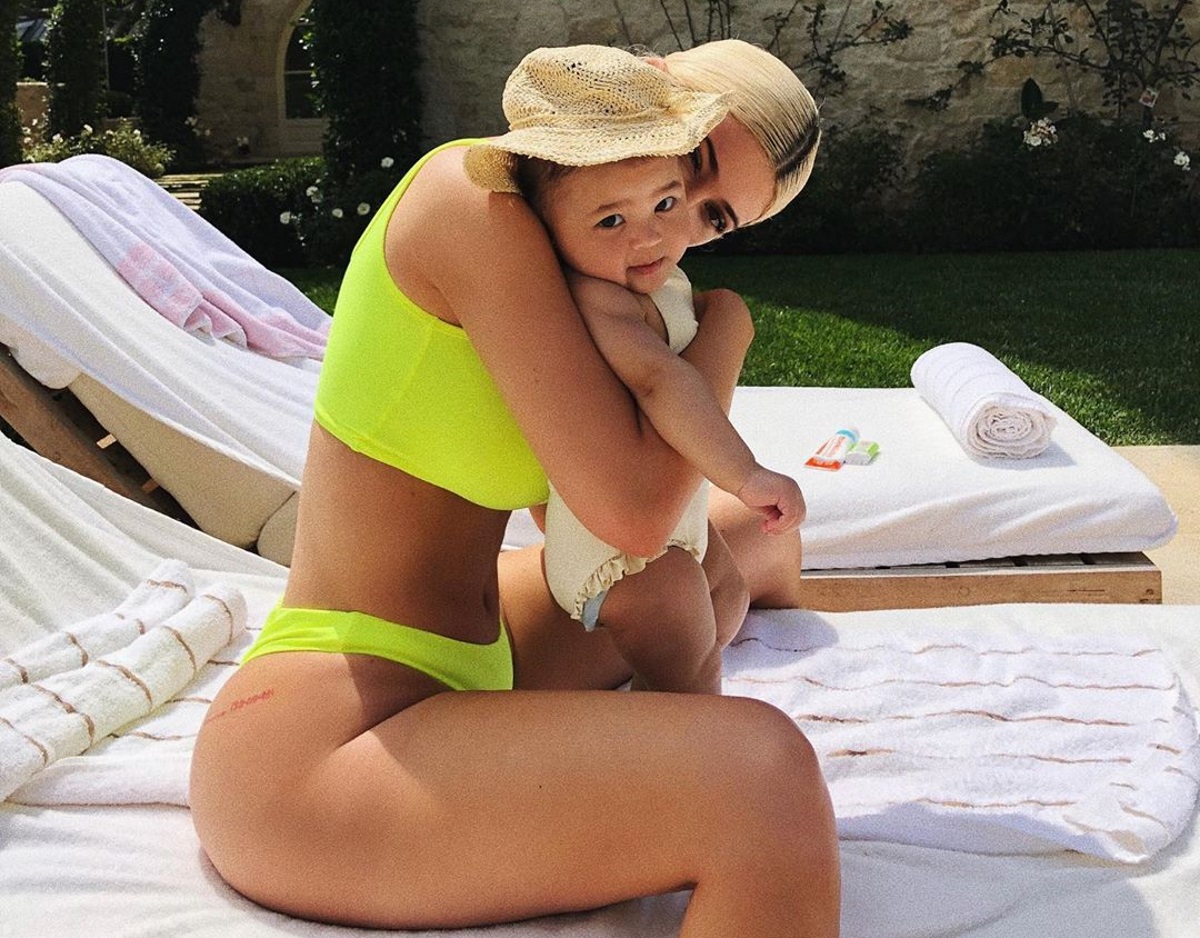 Η κόρη της Kylie Jenner τα “σπάει” με τα τραγούδια του πατέρα της, Travis Scott!