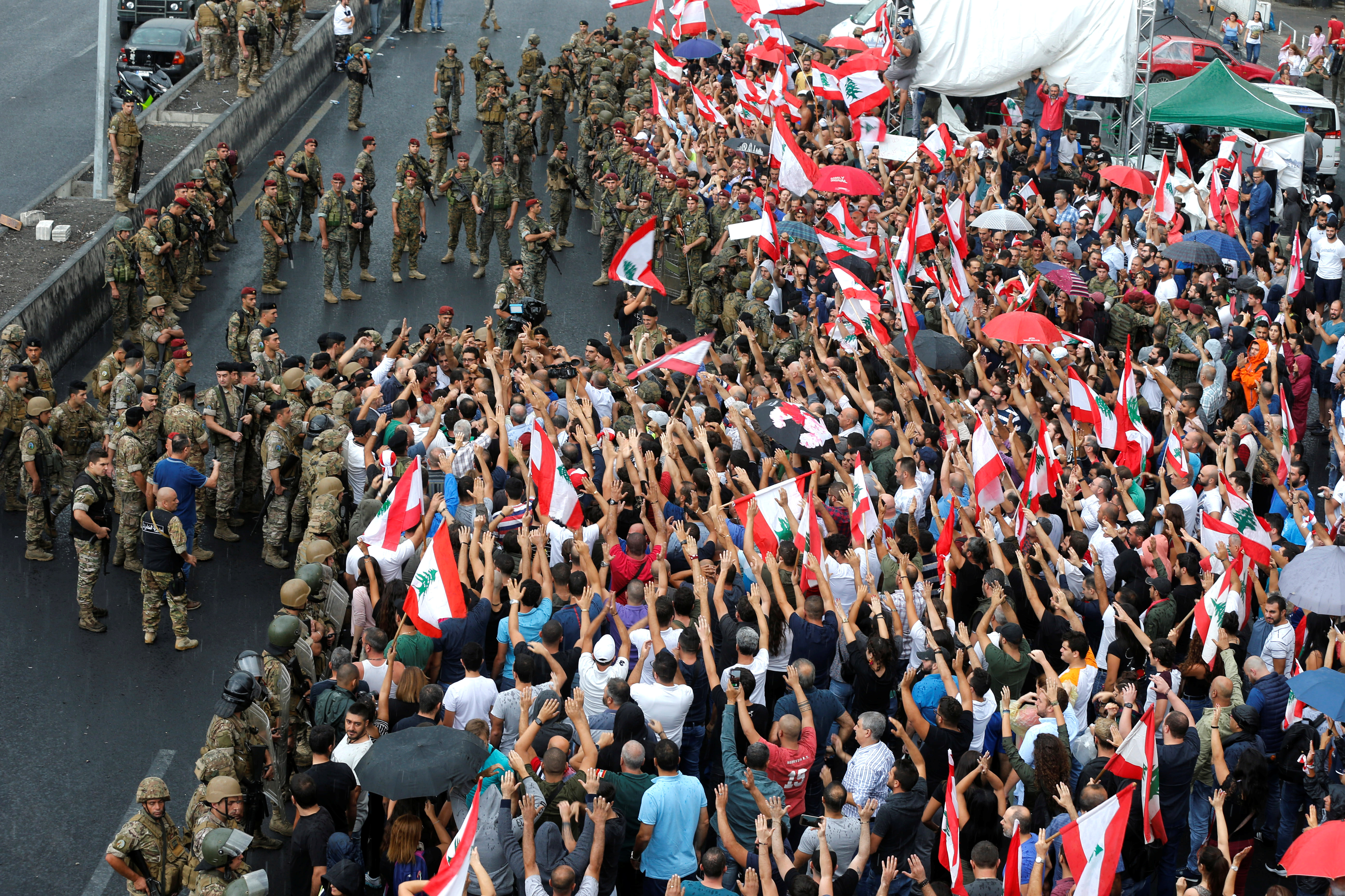 Λίβανος: Ο στρατός έκανε την εμφάνισή του στη Βηρυτό! Χιλιάδες διαδηλωτές στους δρόμους